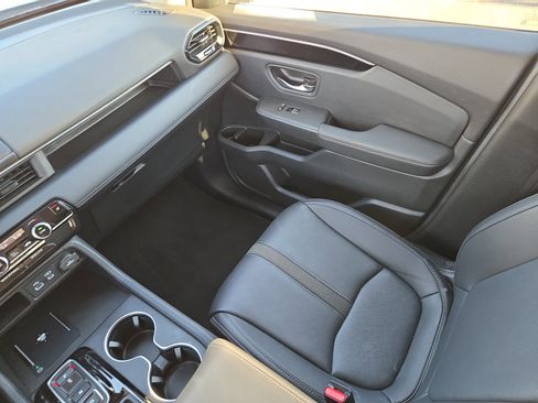 Used 2024 Honda Pilot Touring image 15