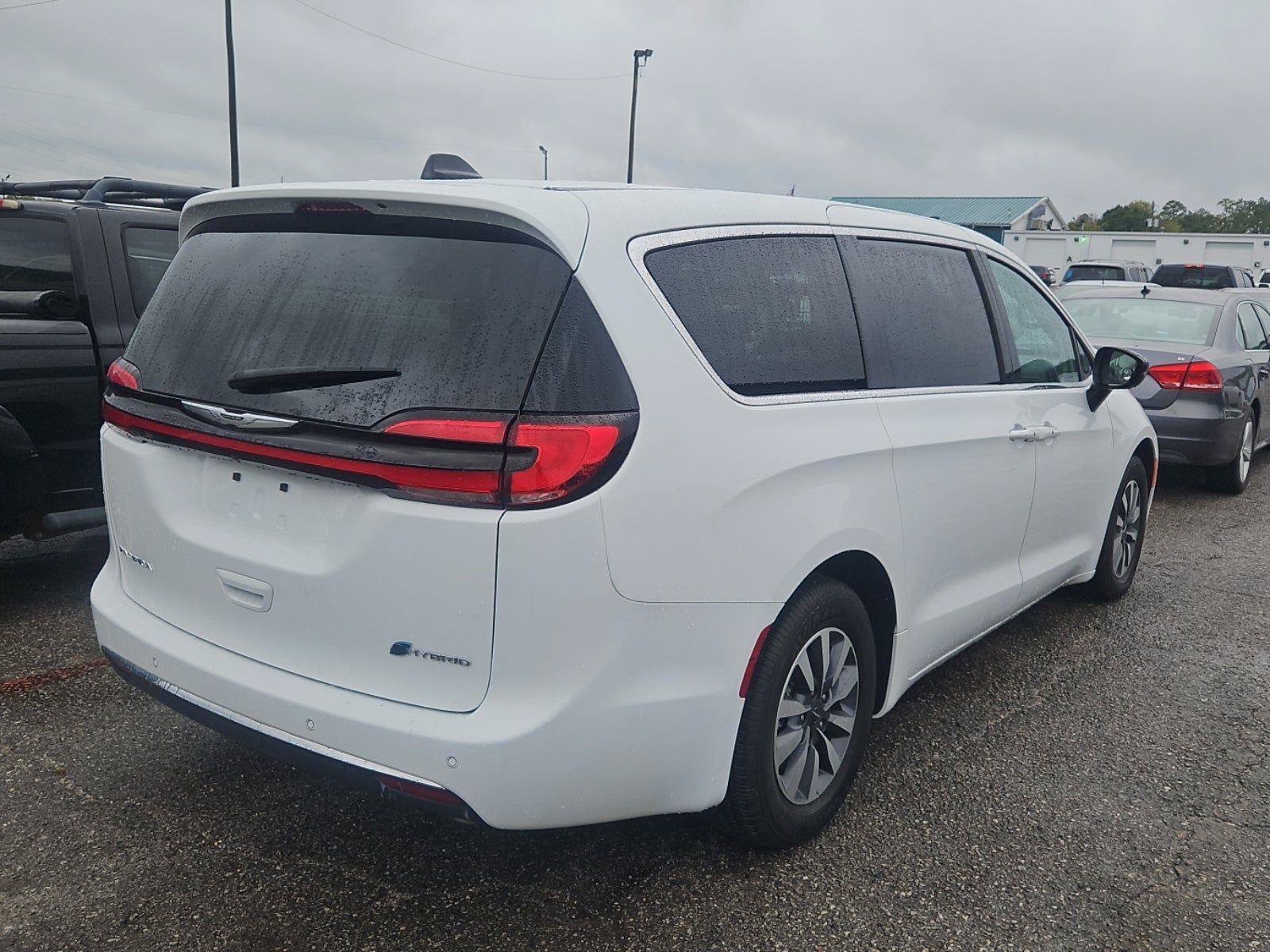 Used 2024 Chrysler Pacifica Limited FWD image 4