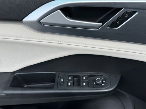Used 2025 Volkswagen Taos SE w/ Panoramic Sunroof Package FWD image 11