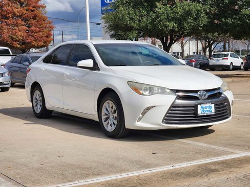 Used 2015 Toyota Camry LE image 3