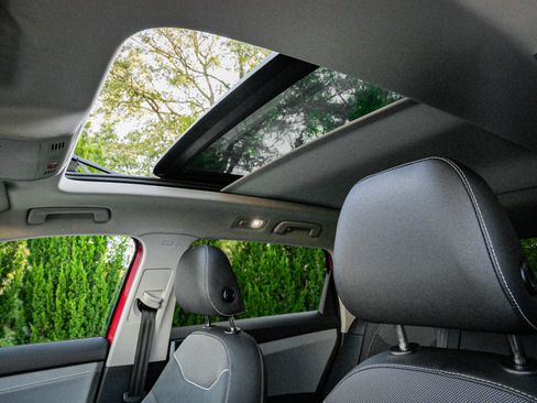 Used 2024 Volkswagen Taos SE w/ Panoramic Sunroof Package image 27