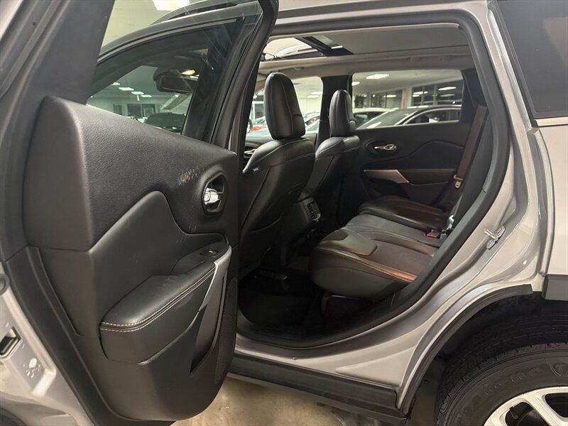 Used 2018 Jeep Cherokee Latitude Plus w/ Comfort/Convenience Group FWD image 34