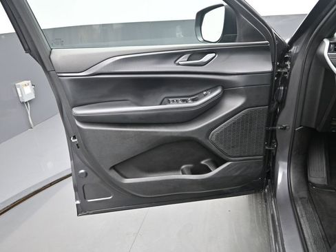 Used 2024 Jeep Grand Cherokee Laredo image 12