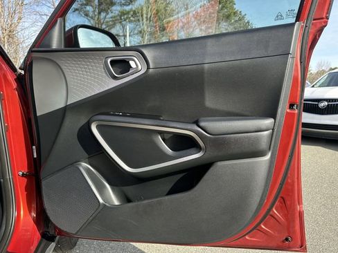 Used 2023 Kia Soul LX image 27