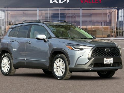 Used 2022 Toyota Corolla Cross LE image 2