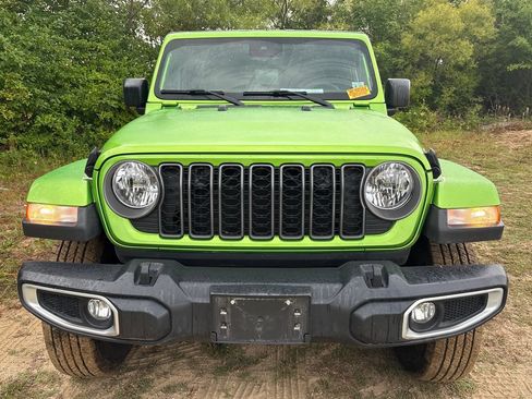Used 2025 Jeep Gladiator Sport AWD/4WD image 3