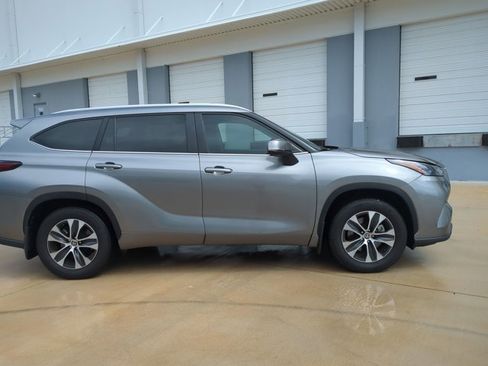 Certified 2025 Toyota Highlander XLE FWD image 4