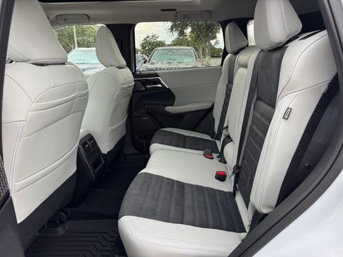 New 2025 Mitsubishi Outlander SE image 15