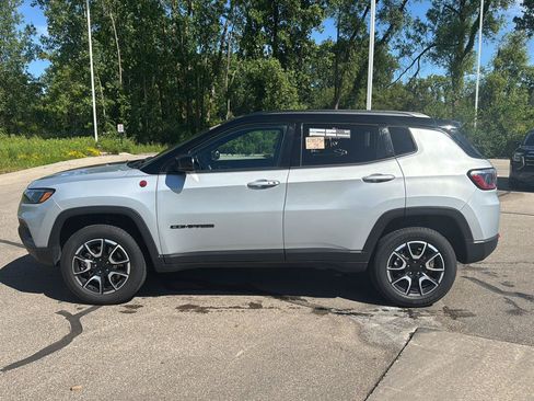 Used 2024 Jeep Compass Trailhawk AWD/4WD image 2