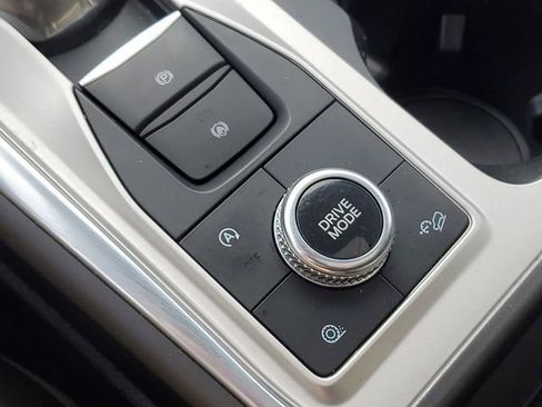 Used 2024 Ford Explorer XLT w/ Equipment Group 202A AWD/4WD image 34