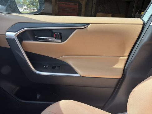 Used 2021 Toyota RAV4 XLE w/ Convenience Package image 11