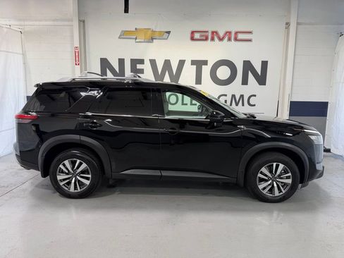 Used 2025 Nissan Pathfinder SL AWD/4WD image 31