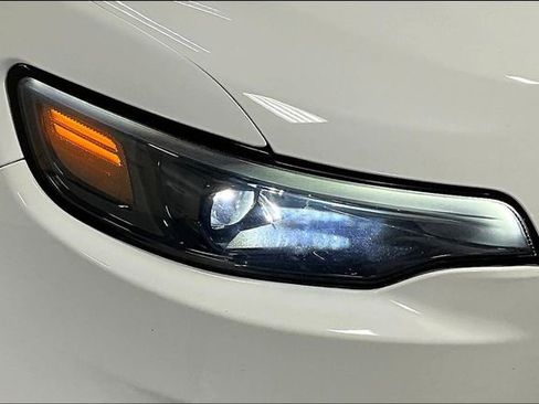 Used 2020 Jeep Cherokee Latitude Plus image 28