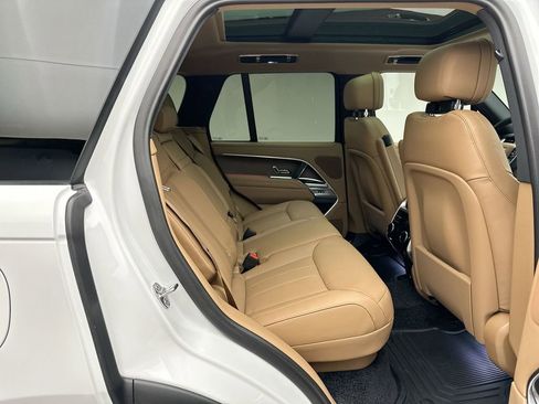 Used 2025 Land Rover Range Rover SE image 5