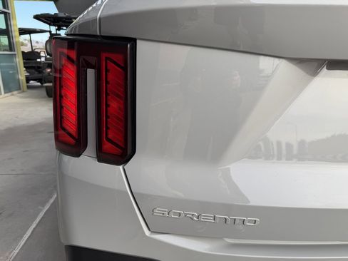 Used 2024 Kia Sorento S w/ Panoramic Sunroof Package image 14