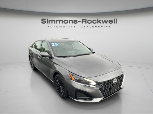 Used 2025 Nissan Altima 2.5 SV w/ SV Special Edition Package FWD image 7