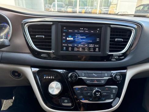 Used 2019 Chrysler Pacifica Touring Plus w/ Tire & Wheel Group FWD image 15