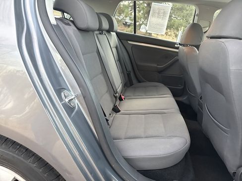 Used 2008 Volkswagen Rabbit S image 25