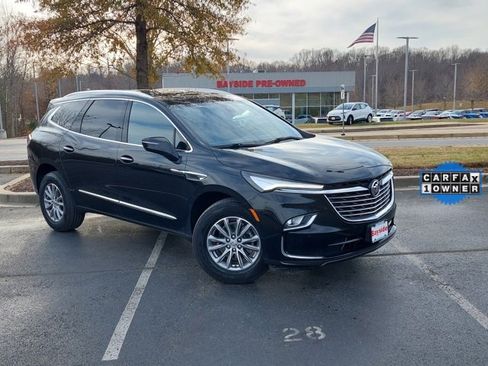 Used 2023 Buick Enclave Essence image 2