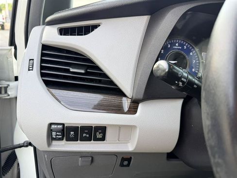 Used 2015 Toyota Sienna XLE Premium FWD image 37