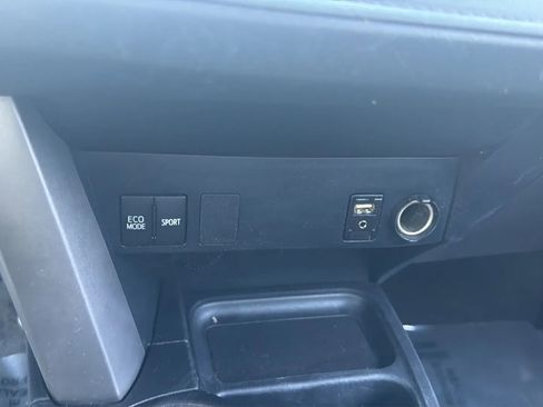 Used 2017 Toyota RAV4 LE AWD/4WD image 23