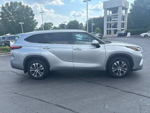 Used 2021 Toyota Highlander XLE AWD/4WD image 7