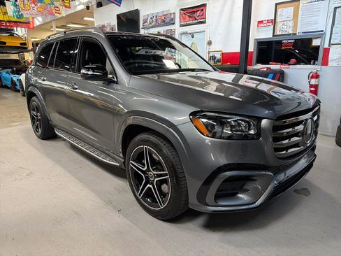 Used 2025 Mercedes-Benz GLS 450 4MATIC image 3