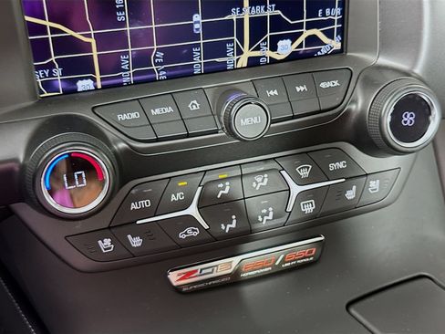 Used 2015 Chevrolet Corvette Z06 w/ 3LZ Preferred Equipment Group RWD image 17