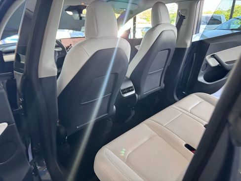 Used 2022 Tesla Model Y Long Range image 18