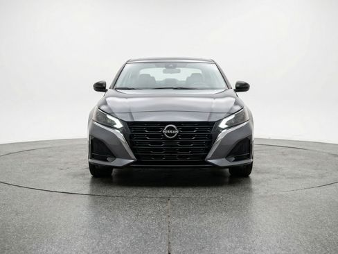 Used 2025 Nissan Altima 2.5 SV FWD image 2