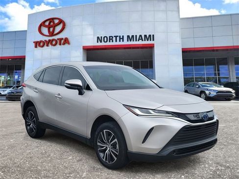 Used 2023 Toyota Venza LE image 1