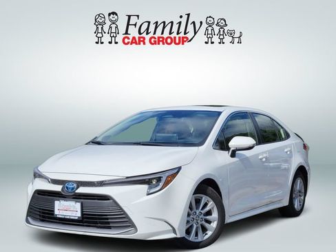 Certified 2025 Toyota Corolla LE FWD image 1