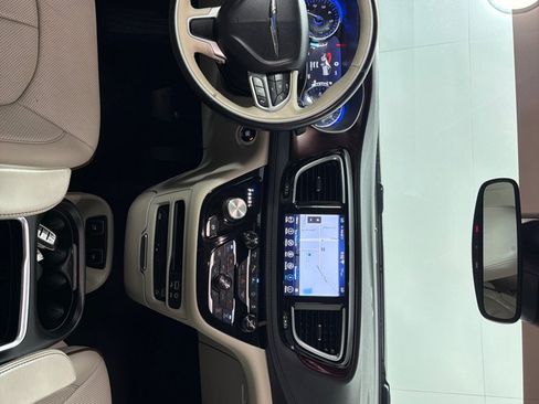 Used 2018 Chrysler Pacifica Limited FWD image 27