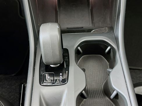 Used 2025 Volvo XC40 B5 Core image 25