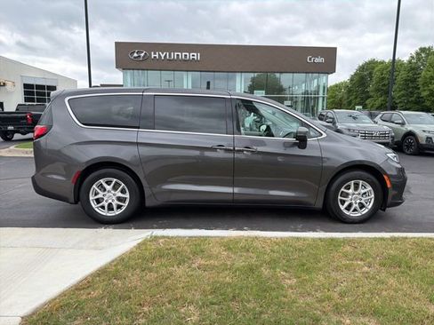 Used 2023 Chrysler Pacifica Touring-L FWD image 9
