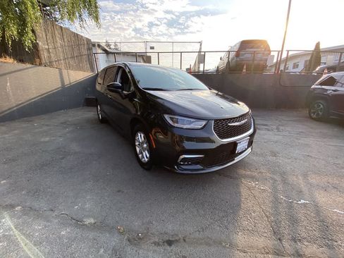 Used 2023 Chrysler Pacifica Touring-L FWD image 8
