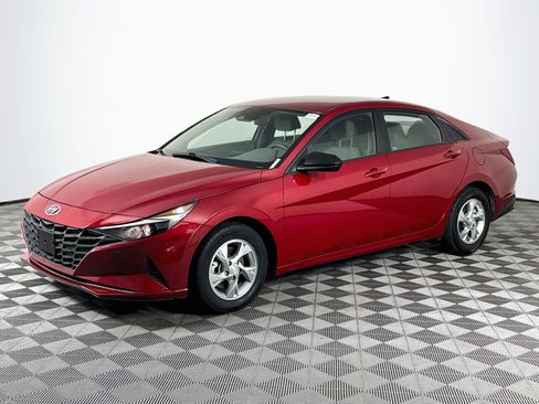 Used 2021 Hyundai Elantra SE FWD image 4