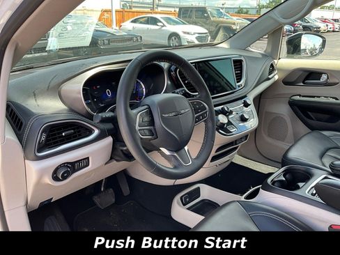 Used 2024 Chrysler Pacifica Limited FWD image 16