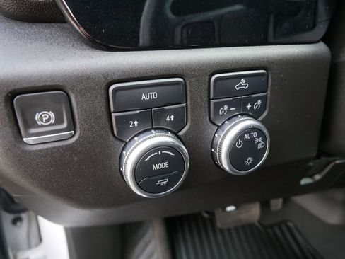 Used 2024 GMC Sierra 1500 SLE w/ Preferred Package image 16