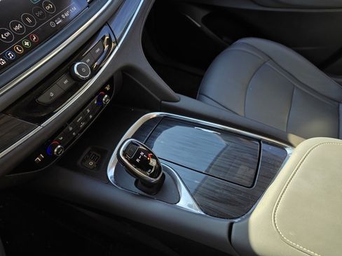 Used 2021 Buick Enclave Essence image 19