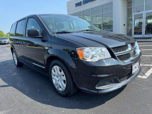 Used 2019 Dodge Grand Caravan SE w/ UConnect Hands-Free Group FWD image 2