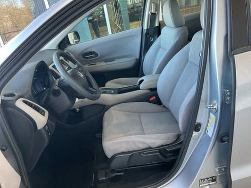 Used 2017 Honda HR-V LX image 2