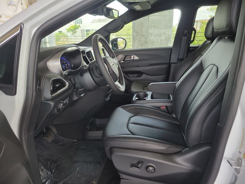 New 2026 Chrysler Pacifica Select FWD image 17