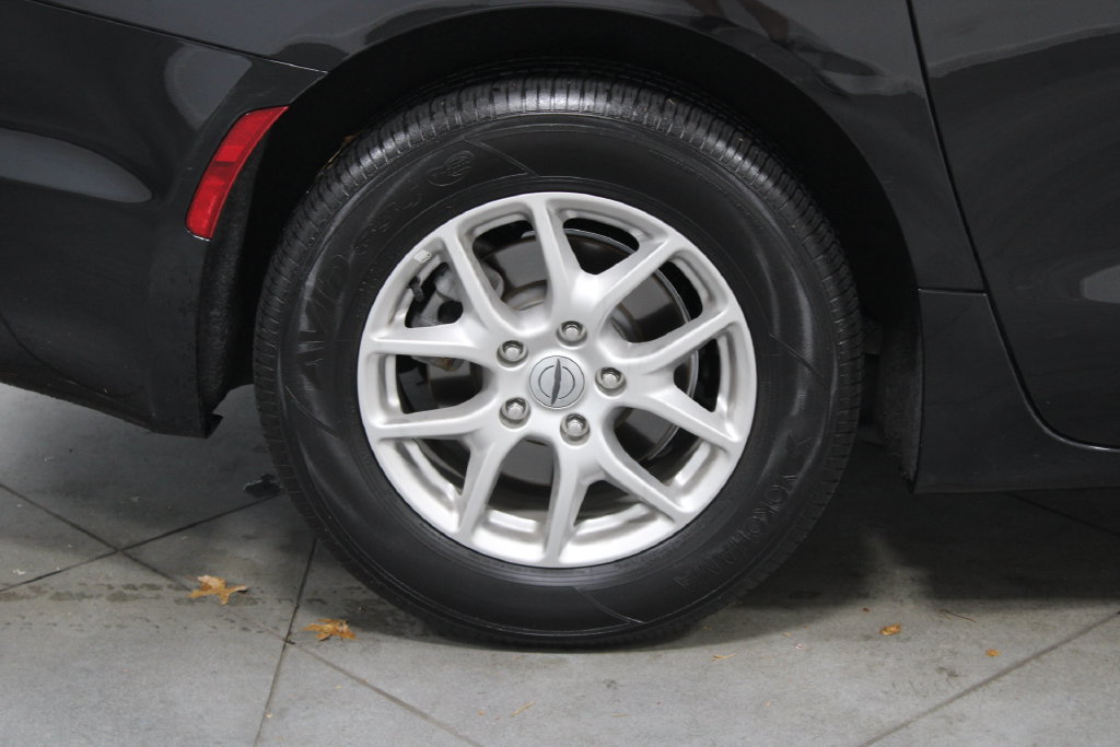 Used 2025 Chrysler Pacifica Select FWD image 13