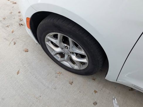 Used 2019 Chrysler Pacifica Limited image 9