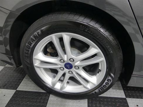 Used 2018 Ford Fusion SE image 16