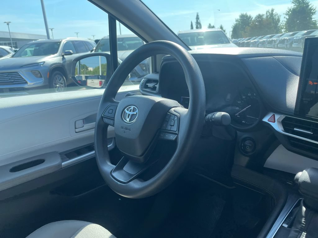 Used 2025 Toyota Sienna LE FWD image 28
