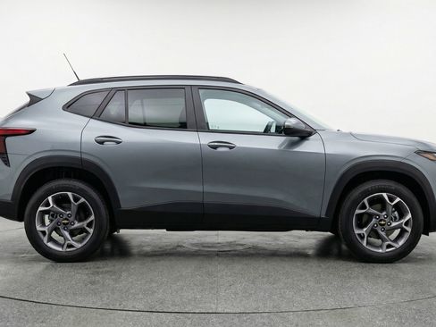 Used 2025 Chevrolet Trax LT FWD image 11