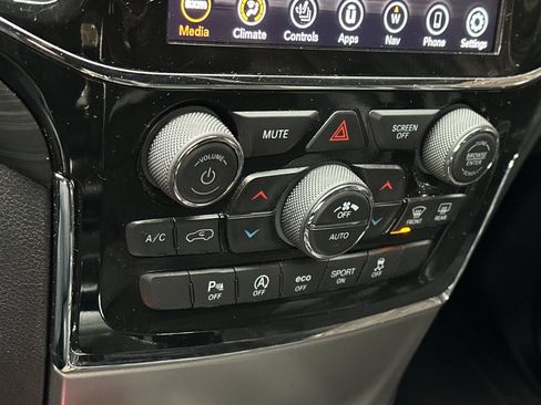 Used 2021 Jeep Grand Cherokee Laredo X image 24