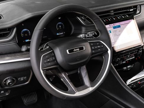 Used 2023 Jeep Grand Cherokee L Limited w/ Black Appearance Package RWD image 4